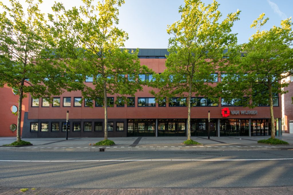 Dit moderne kantoorpand bevindt zich op een A-locatie in Heerenveen. Het is direct bij de op- en afritten van zowel de A32 als de A7 gelegen. Er bevindt zich een bushalte tegenover het kantoorpand en het NS-station ligt op loopafstand. Ditzelfde geldt voor het winkelcentrum en het Abe Lenstra voetbalstadion.