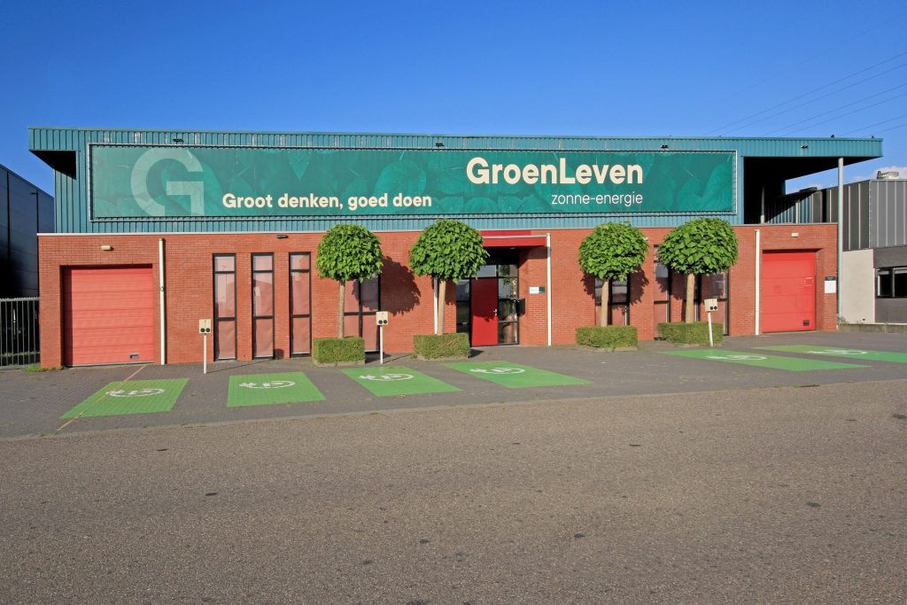 Deze bedrijfspanden zijn gesitueerd op het industrieterrein Kanaal Oost te Heerenveen, in de buurt Nijehaske. De panden zijn voorzien van overheaddeuren en bieden u dan ook de ideale mogelijkheid om een bedrijfshal met kantoorruimte te combineren. De afrit van de A7 bevindt zich op een afstand van circa 750 meter.