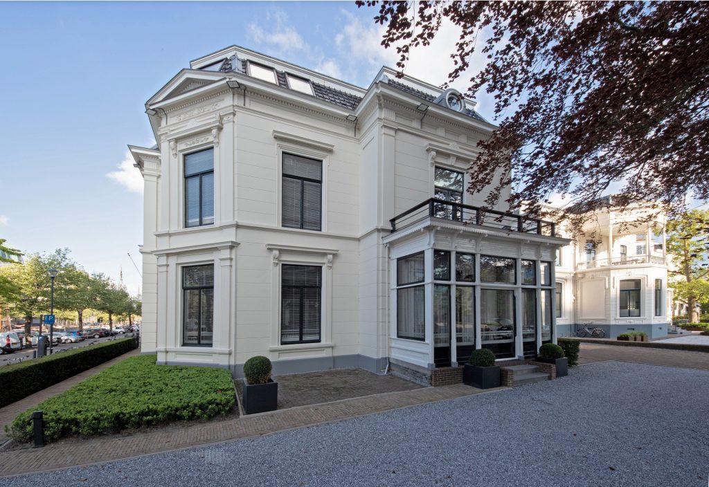 Op een fantastische locatie in het hart van Leeuwarden staat dit mooie kantoorpand aan de Willemskade 27. Op loopafstand van het centrum en van het station. Een authentiek pand met veel uitstraling tegenover de Achmeatoren.