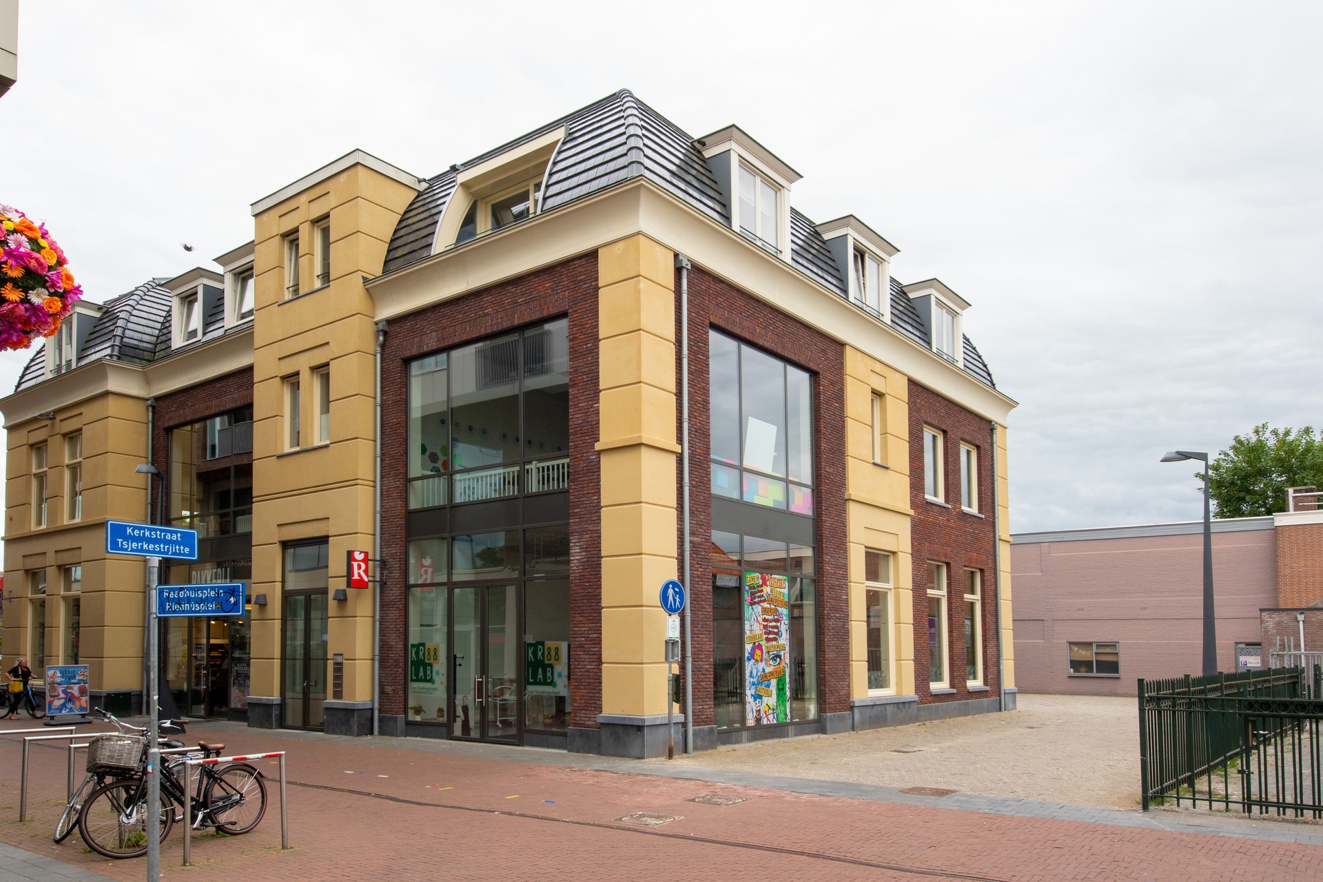 VERHUURD